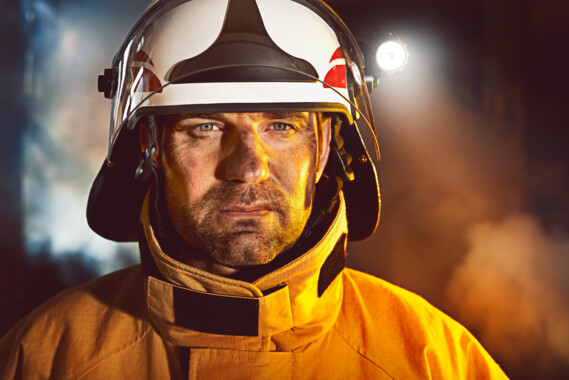 Schuberth_Feuerwehr_Draussen_30_03_15-12198_RGB | Industriefotograf Leipzig – Mitarbeiterportrait Produktion