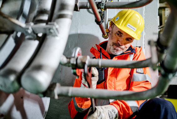 Ontras-Sayda-72217 |Industriefotograf Leipzig – Mitarbeiter bei Wartungsarbeiten