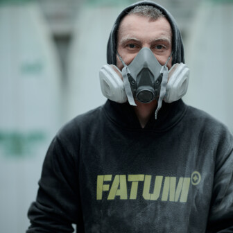 FATUM-10051 2 | Industriefotograf Leipzig – Mitarbeiterportrait Produktion
