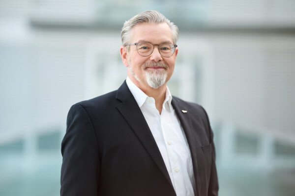 VNG-Vorstand-Herr-Polk-49855 | Businessfotograf Leipzig – Vorstandsportrait im Corporate Umfeld