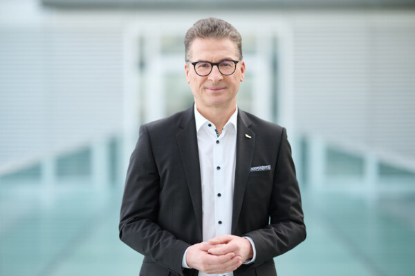 VNG-Vorstand-Herr-Radestock-49931 | Businessfotograf Leipzig – Vorstandsportrait im Corporate Umfeld