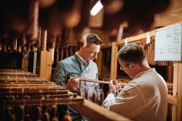 Portraitsfotografie-Hohenhaus-Fleischerei-014266_HighRes | Industriefotograf Leipzig – Industrie-Portraitfotografie Mittelstand